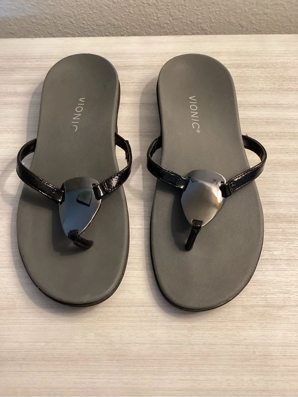 Vionic Crinkle Raysa Black Patent Crinkle Metal Leather Sandals Size US 7
